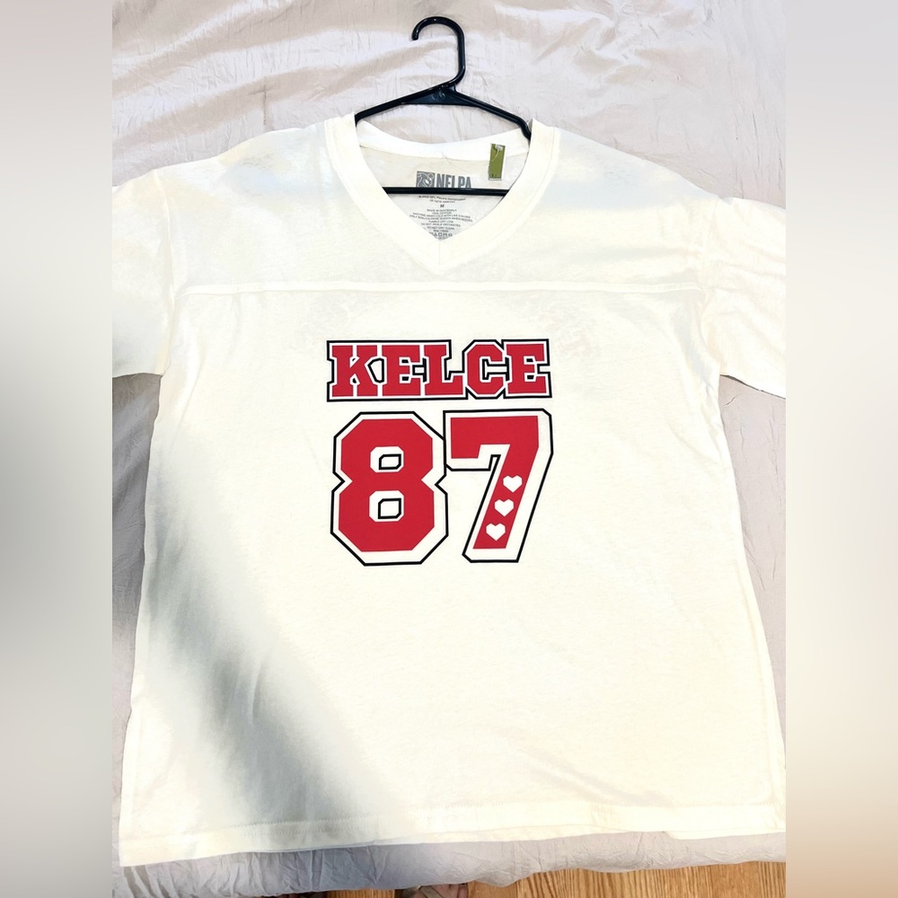 NFLPA Travis Kelce Kansas City Chiefs 87 Cream V Neck Graphic T-Shirt SZ M NEW